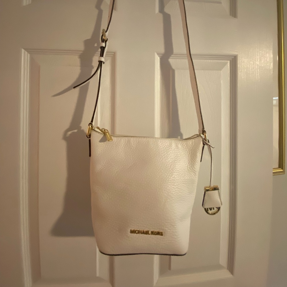 White pebble Michael Kors long crossbody
